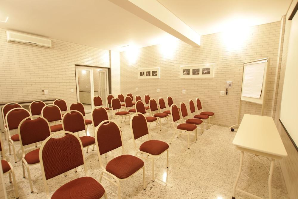 Hotel Confiance Batel Курітіба Екстер'єр фото