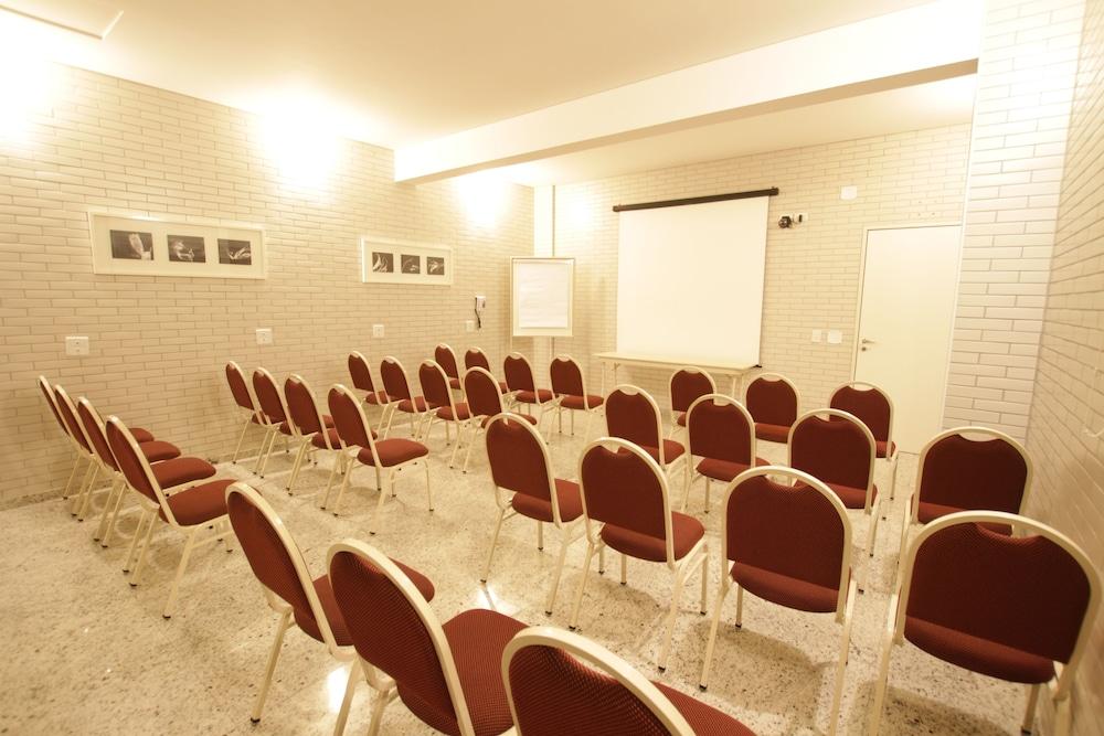 Hotel Confiance Batel Курітіба Екстер'єр фото