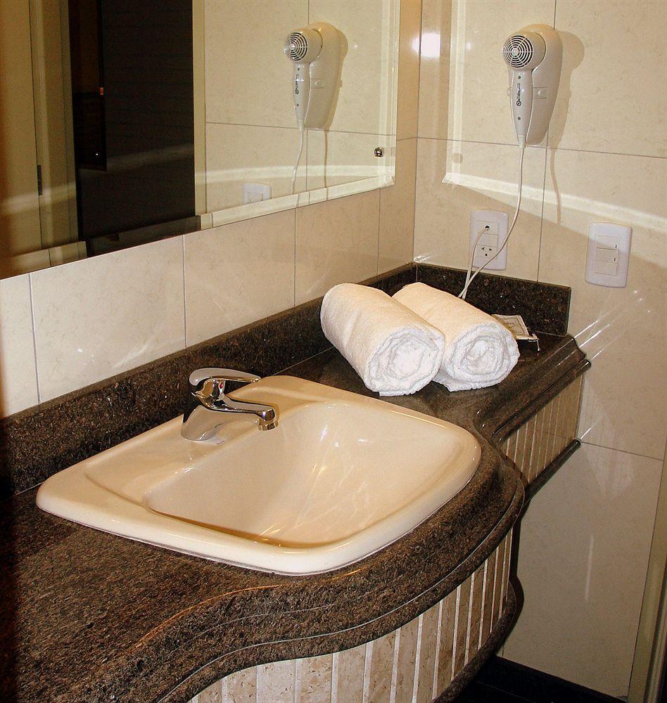 Hotel Confiance Batel Курітіба Екстер'єр фото